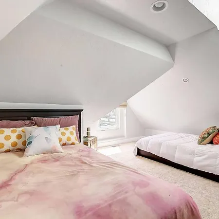 Newly Renovated Victorian Home In Rino Sleeps 12!-2